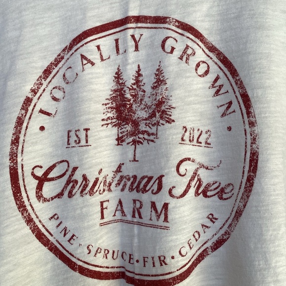 Maurice’s holiday tee - Picture 2 of 5